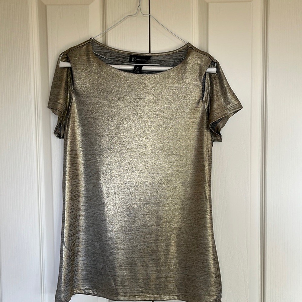 Cute gold tone shirt sleeve top by Inc. Medium